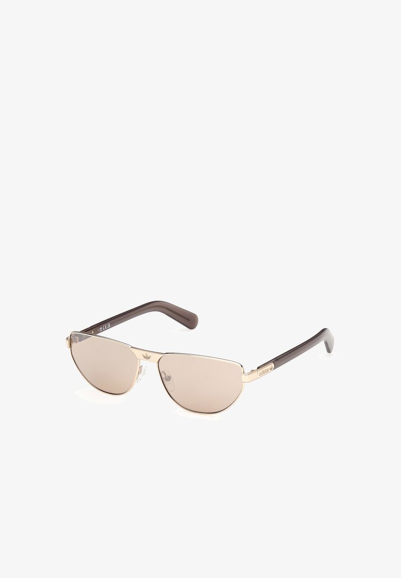 Lunettes de soleil aviateur à monture dorée avec verres teintés marron et branches brun foncé ornées du logo Adidas sur les tempes.