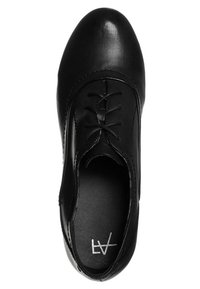 Chaussure en cuir noire avec un bout rond, fermeture à lacets et texture lisse. L'intérieur présente une semelle noire avec un détail de logo blanc.