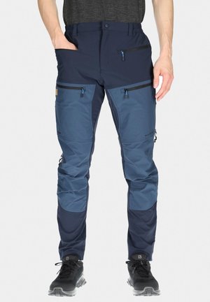 Heren wandelbroeken in dubbele tinten marineblauw en blauw. Gemaakt van duurzaam materiaal, met meerdere ritszakken en een taps toelopende pasvorm.