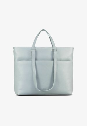 Hellgraue Tote-Tasche aus genarbtem Leder mit zwei Griffen und einer vorderen Einschubtasche, steht aufrecht vor weißem Hintergrund.