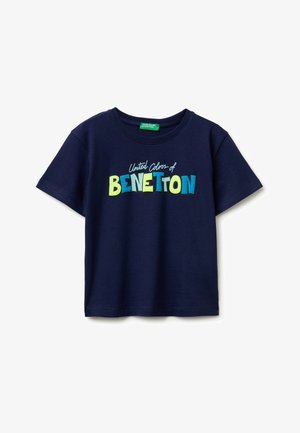 Granatowy t-shirt z krótkim rękawem z kolorowym napisem "United Colors of Benetton" na przodzie.