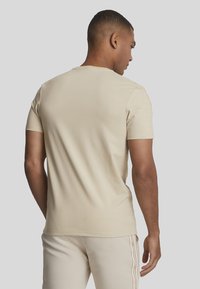 Lyle & Scott TAPE - T-shirt basic - w viaduct