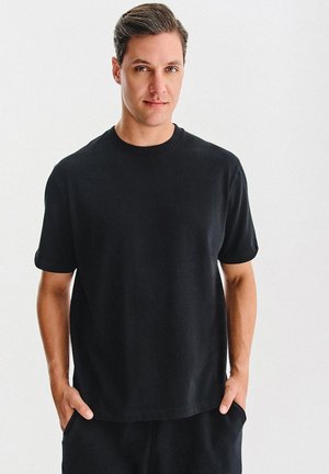 - T-shirt basic