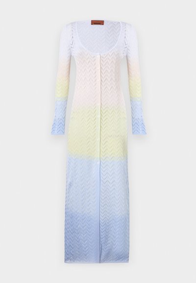 Kötött hosszú kardigán, amely lágy pasztell színek gradiensével rendelkezik: fehér, sárga és világoskék, cseppmintázattal és gombos elülső záródással.