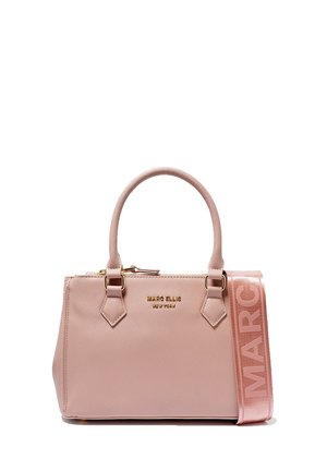 Helle rosa strukturierte Handtasche mit doppelten oberen Griffen, goldfarbenen Beschlägen und einem abnehmbaren Riemen mit dem Text "MARC" in fetten Buchstaben.