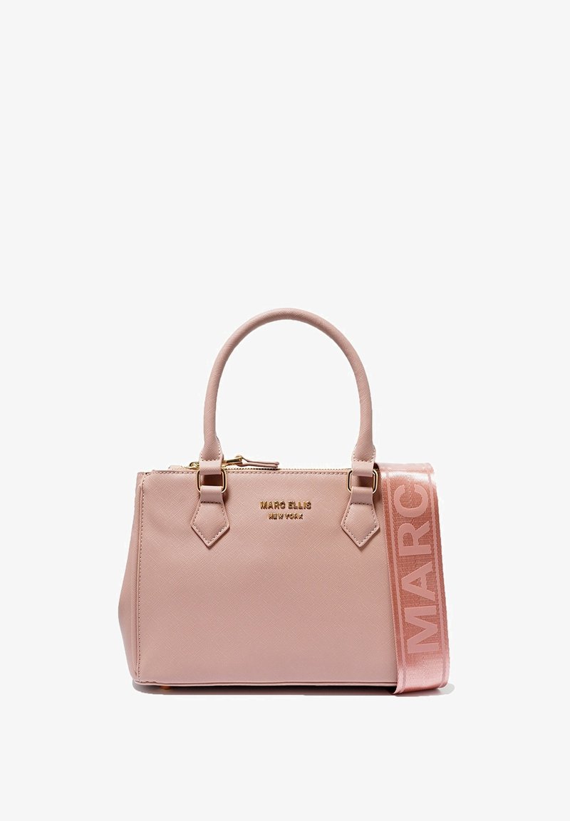 Helle rosa strukturierte Handtasche mit doppelten oberen Griffen, goldfarbenen Beschlägen und einem abnehmbaren Riemen mit dem Text "MARC" in fetten Buchstaben.
