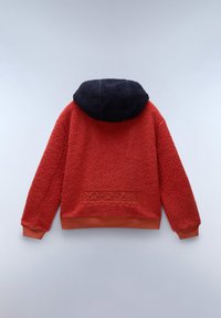 Rød fleece hoodie med en marineblå hætte, tekstureret stof, elastiske manchetter og en tætsiddende bund. Har et hævet logo på ryggen.
