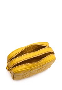Borsa in pelle gialla con design trapuntato, scomparti con doppia cerniera e dettagli in metallo color oro. Texture liscia e forma rettangolare.