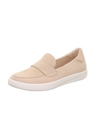 Beige Wildlederschlupfschuhe mit einem breiten Riemen über dem Vorderfuß, runder Spitze und einer weißen Gummisohle mit strukturiertem Muster.