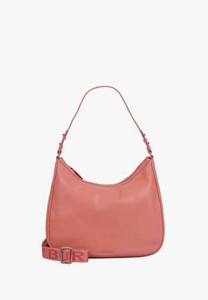 Sac bandoulière en cuir rose doux avec une sangle réglable et un logo de marque subtilement embossé près de la base.