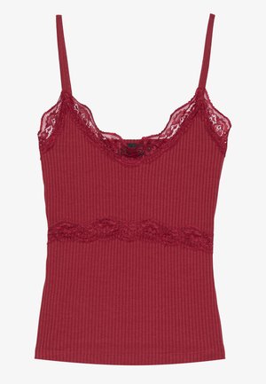 Camisola de alças fina vermelha com nervuras, com alças spaghetti ajustáveis, apresentando um acabamento em renda ao longo da gola e da linha central para um detalhe adicional.