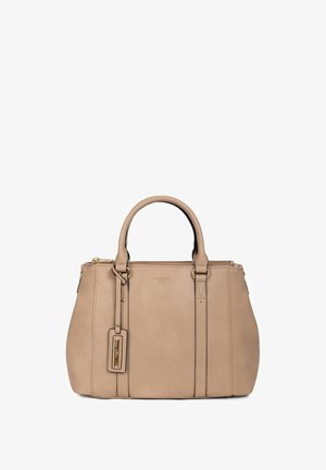 Beige leren handtas met dubbele handvatten, verticale stiksels, ritssluiting in goudkleur en een rechthoekig label met gouden accenten.