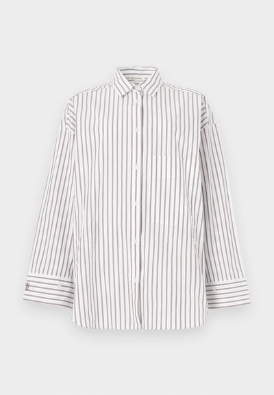 Prúžkovaná košeľa z ľahkej látky s vertikálnymi hnedými a bielymi pruhmi, golierom a predným vreckom. Dlhé rukávy s manžetami na gombíky.