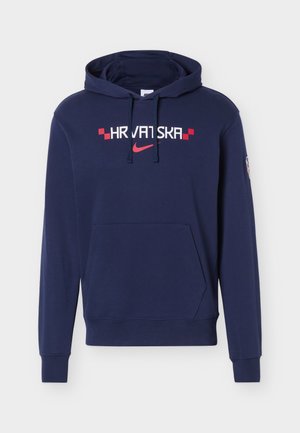 Hanorac bleumarin cu buzunar frontal, text „HRVATSKA“, sigla Nike roșie și detalii în carouri pe piept, cu un patch pe mâneca stângă.