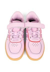 Chaussures de sport roses avec une tige en cuir texturé, des lacets élastiques, une sangle Velcro et une semelle en caoutchouc naturel. Comprend un détail perforé au niveau des orteils.