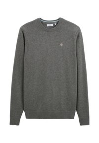 Pull gris en maille avec col rond, poignets et ourlet côtelés, arborant un petit logo circulaire sur la poitrine. Texture douce, coupe classique.
