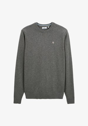 Pull gris en maille avec col rond, poignets et ourlet côtelés, arborant un petit logo circulaire sur la poitrine. Texture douce, coupe classique.