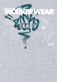 Šedé tričko s bílým nápisem "WORKERWEAR" a zelenou uměleckou grafikou ve stylu graffiti, zobrazující dodávku. Mezi pozoruhodné detaily patří obrysy a akcenty ve formě kapek.