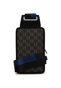 Melna un brūna rakstaina telefona soma ar zilu un melnu siksnu, ar sudraba detalizējumu un teksturētu apdari.