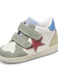 Sneaker bianco in pelle con dettagli in suede grigio e blu, stella rossa e due cinturini in Velcro. Presenta una suola in gomma texturizzata.