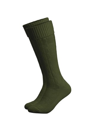 Braune Ledershorts mit bestickten Details, kombiniert mit hohen, gemusterten dunkelgrünen Stricksocken an nackten Beinen.