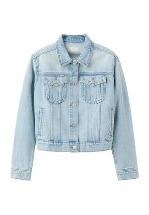 Giacca di jeans azzurro chiaro con chiusura frontale a bottoni, due tasche sul petto con patta e bottoni, e tasche laterali, caratterizzata da maniche lunghe e colletto classico.