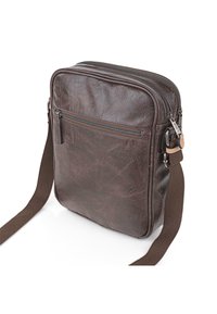 Bolso mensajero de cuero marrón con una superficie texturizada, cierre de doble cremallera, bolsillo frontal y una correa ajustable. Forma rectangular compacta.