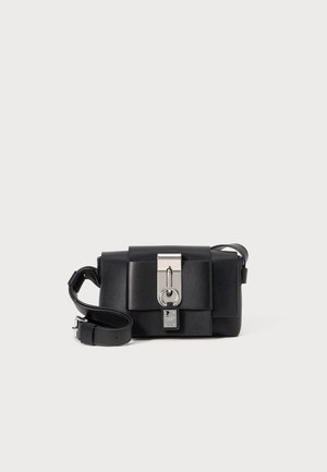 Sac bandoulière en cuir noir avec fermoir métallique, forme rectangulaire, plis audacieux et bandoulière détachable. Texture lisse et quincaillerie minimale.