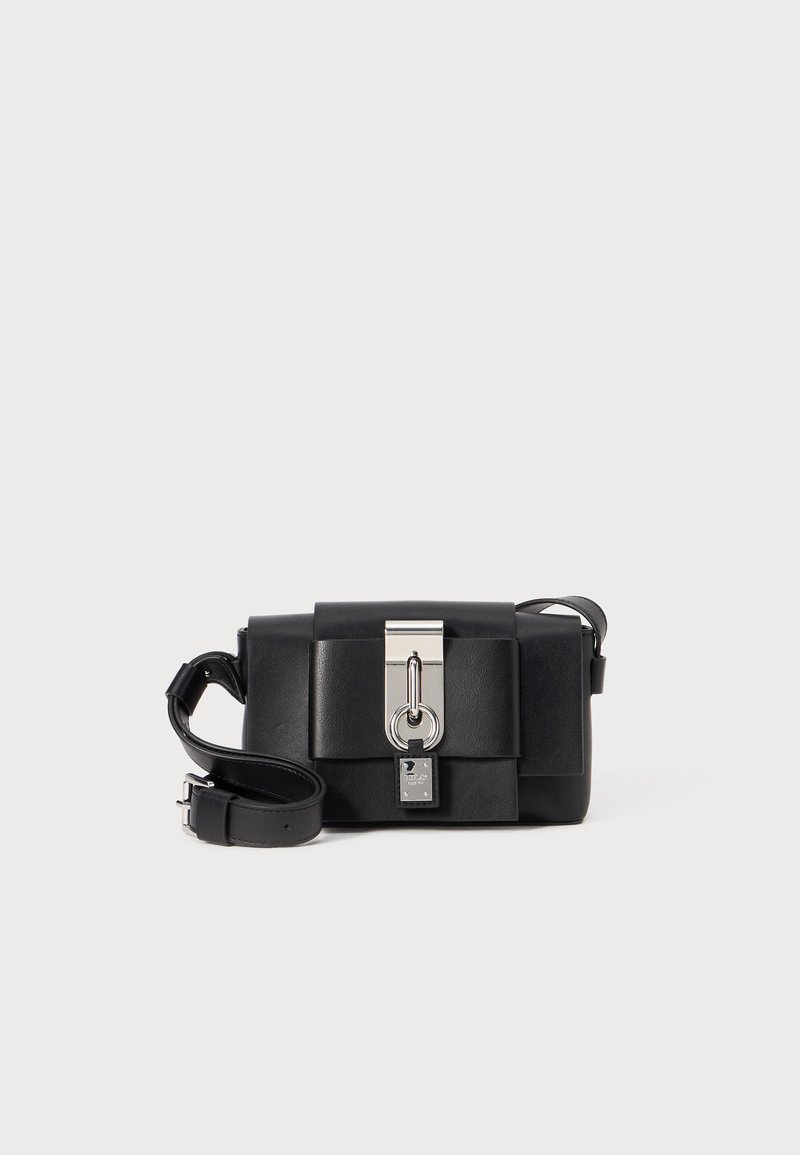 Borsa a tracolla in pelle nera con una chiusura metallica, forma rettangolare, pieghe audaci e una tracolla removibile. Texture liscia e hardware minimale.