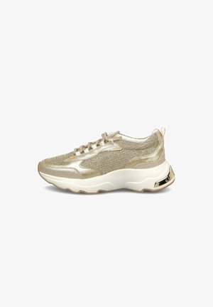 Gouden mesh en synthetische sneaker met dikke witte zool, veters aan de voorkant en metalen accent op de hiel.