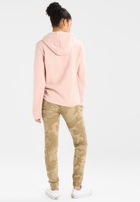 Urban Classics LADIES CAMO PANTS - Hlače - sandcamo