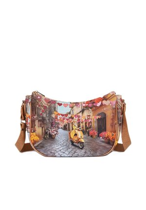 Borsa a tracolla con stampa di una donna in giallo su uno scooter giallo che percorre una strada acciottolata decorata con luci a forma di cuore appese.