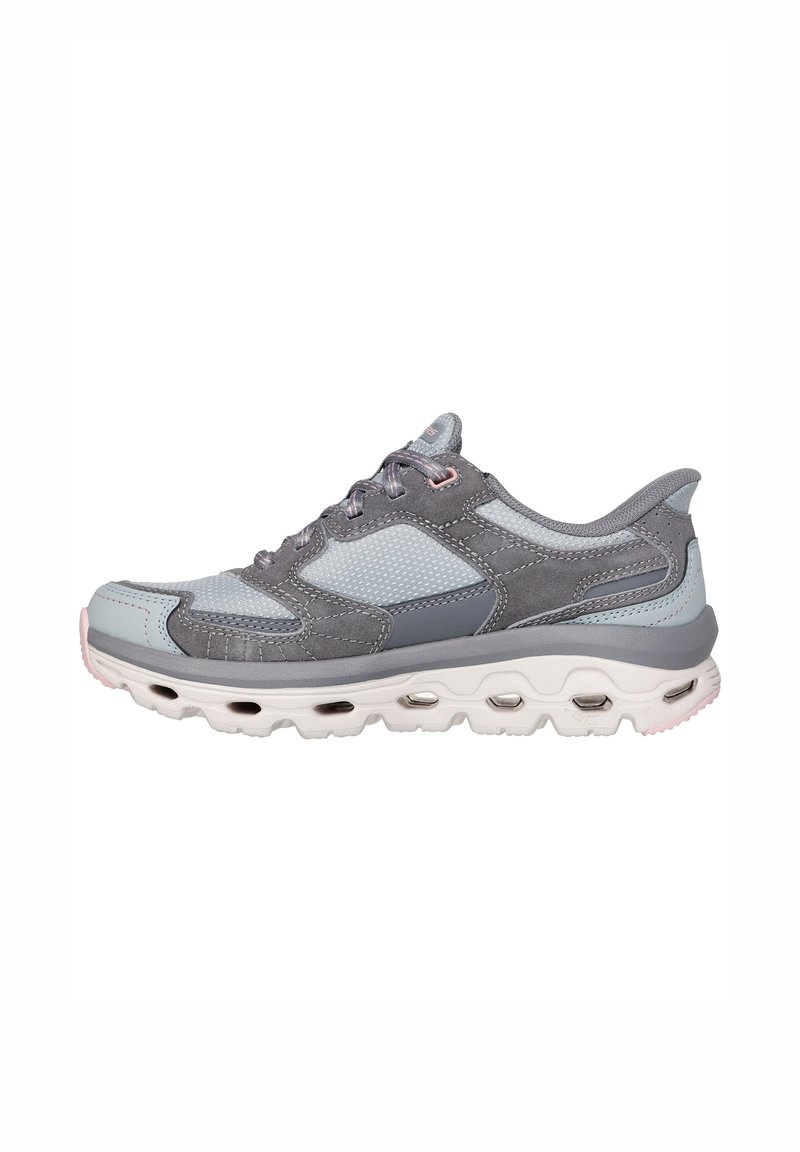 Scarpa sportiva grigia e azzurro chiaro realizzata in rete e pelle scamosciata, con punta rotonda, lacci e suola bianca imbottita con fori di ventilazione.