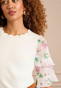 Love & Roses REGULAR FIT - FINE GAUGE FRILL SLEEVE  - Pusero - ivory