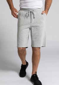 Helle graue Shorts aus weichem Stoff, mit einem elastischen Bund mit Kordelzug und seitlichen Taschen. Klassisches knielanges Design.