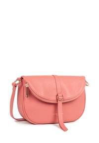 Borsa crossbody in pelle rosa con forma arrotondata, chiusura a zip e patta frontale. Caratterizzata da accessori in oro e una tracolla rimovibile.