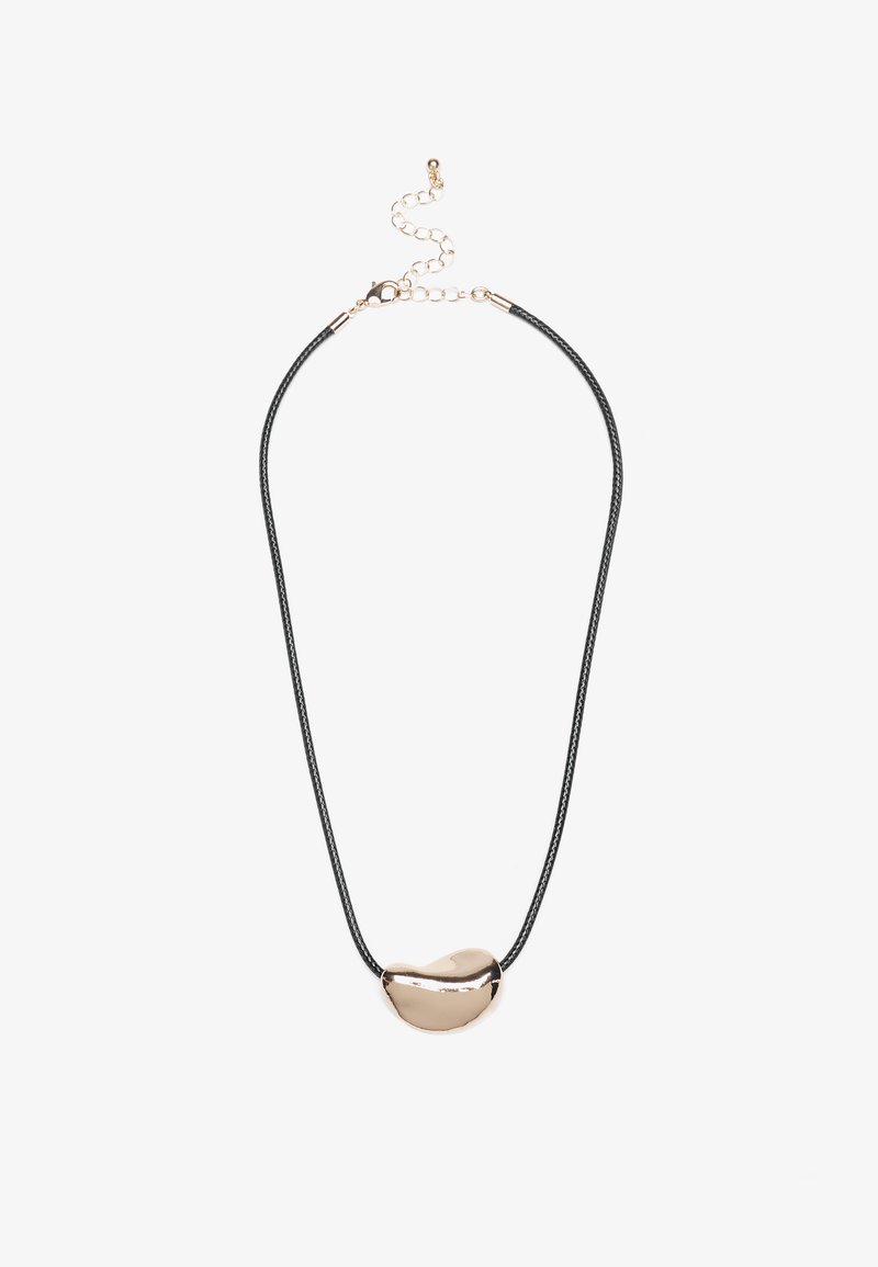 Collana in corda intrecciata nera con un pendente a forma di fagiolo in tonalità oro lucido. Presenta una chiusura a moschettone e un'estensione della catena regolabile.