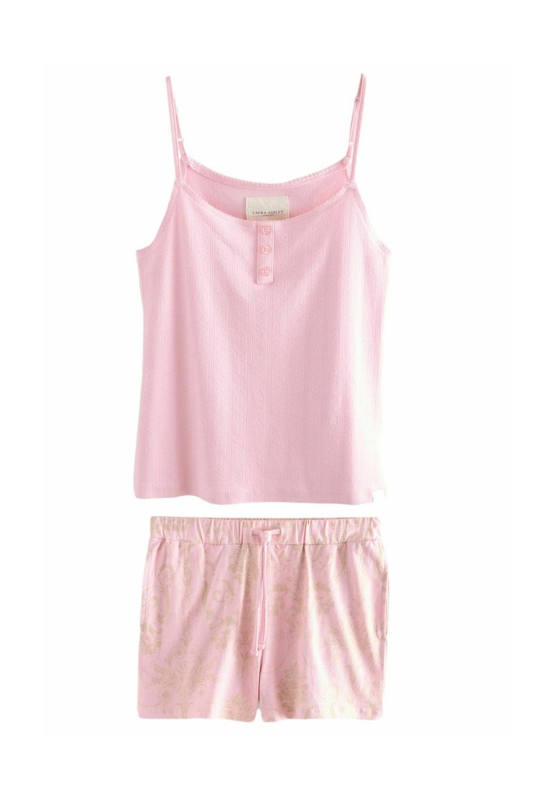 Haut à bretelles rose avec trois boutons et short rose à taille élastique assorti avec un motif floral subtil, posé à plat sur un fond blanc.
