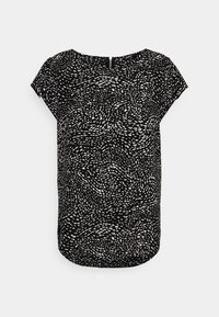 Blusa preta com um padrão abstrato branco, gola redonda, mangas curtas e um acabamento em curva na barra; tecido leve com uma textura suave.