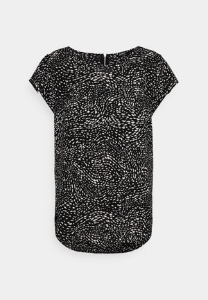 Blusa preta com um padrão abstrato branco, gola redonda, mangas curtas e um acabamento em curva na barra; tecido leve com uma textura suave.