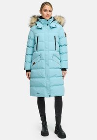 Gara pūkaina jaka gaiši zila krāsā ar kažokādas oderi kapuci, ar rāvējslēdzēju kabatām un quilted tekstūru. Iezīmes melni mehānismi un akcenti.