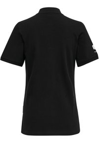 Svart polo t-shirt med en klassisk krage med två knappar, korta ärmar, ribbad mudd och en etikett på vänster sida. Slät textur, inga mönster.