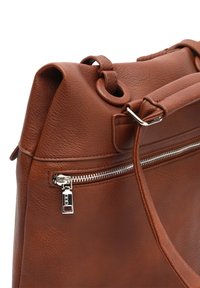 Bolso de mano de cuero marrón con un acabado texturizado, con cierre de cremallera plateado, correa ajustable y un accesorio de asa redonda.