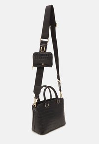 Sac à main noir en cuir embossé croco avec deux poignées et une bandoulière réglable, doté d'une petite pochette zippée attachée.