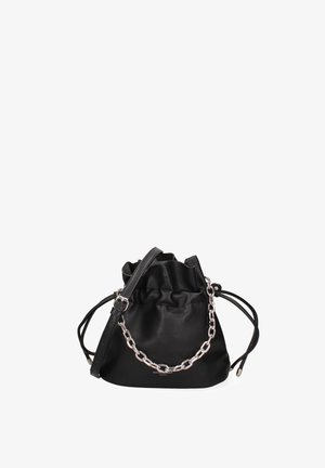Borsa a secchiello in pelle nera con parte superiore arricciata, tracolla regolabile e accento in catena argentata. Presenta un esterno testurizzato.
