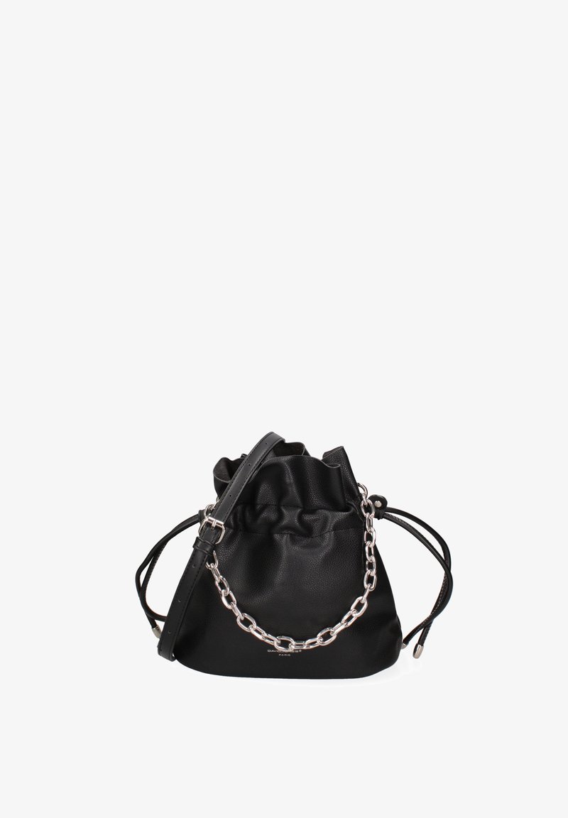 Borsa a secchiello in pelle nera con parte superiore arricciata, tracolla regolabile e accento in catena argentata. Presenta un esterno testurizzato.