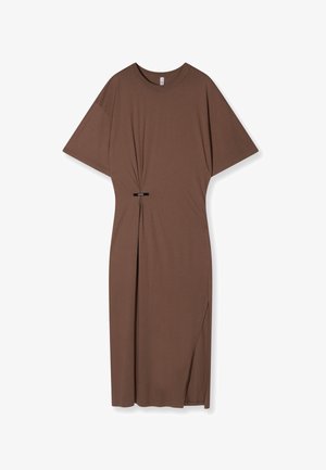 Bruine T-shirt jurk met korte mouwen, ronde halslijn, knoopdetails bij de taille en een zijsplit, gemaakt van zachte, gestructureerde stof.
