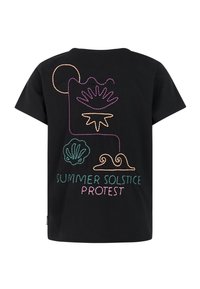 T-shirt en coton noir avec des motifs brodés colorés, comprenant des coquillages et des vagues, avec le texte "SUMMER SOLSTICE PROTEST" en dessous.