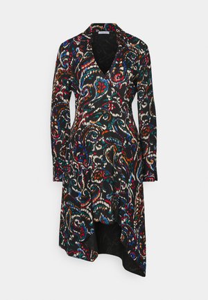 Langermet kjole med svart bunn, som har et fargerikt paisleymønster i rødt, blått og krem, samt en V-halslinje med en asymmetrisk søm.