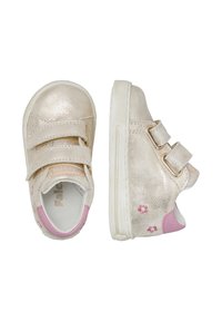 Sneakers metallici oro con due cinturini in Velcro. Presentano dettagli rosa e disegni floreali sui lati. Suole in gomma e punta rotonda.